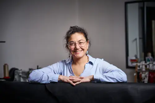 La créatrice, Magali Billy dans son atelier, à la Gaubretière, en Vendée, Pays de la Loire, France - Maroquinerie Cuir.