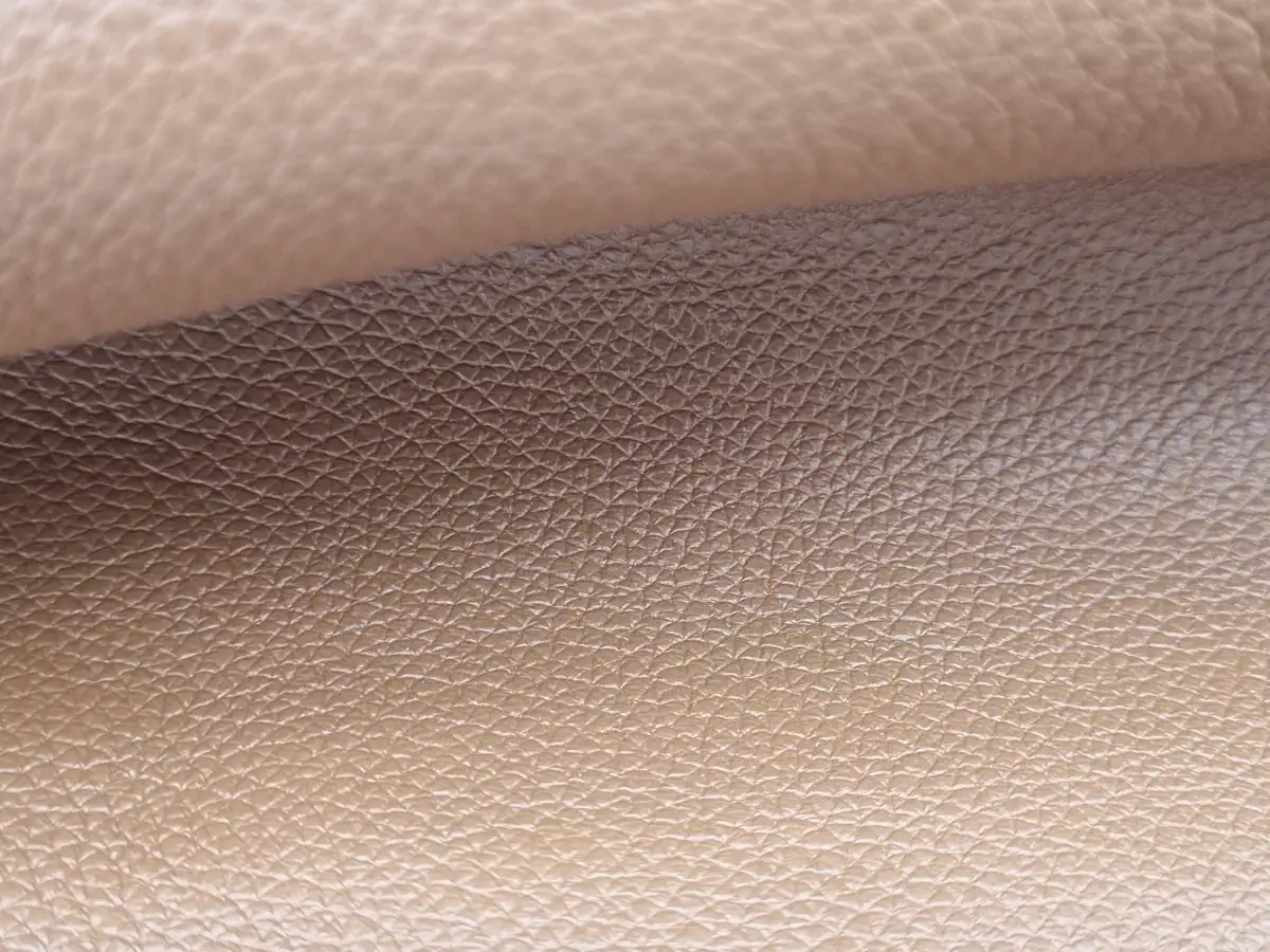 Cuir de vachette grainé beige clair, de belle qualité et haute résistance. Idéal pour fabriquer des articles de maroquinerie de luxe, fabriqués en France. 
