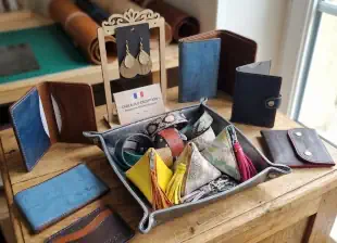 Idées cadeau en cuir artisanal, fabrication française. Un cadeau unique : boucles d'oreilles, porte-monnaie-clés, étui lunettes, marque-page, portefeuille.