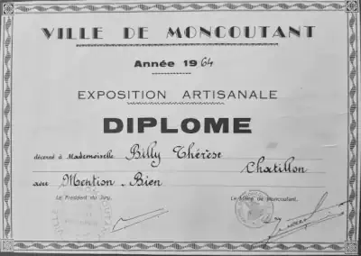 Diplôme d'une exposition artisanale sur le cuir, obtenu par la mère de Magali Billy en 1964. Après la confection, elle a travaillé dans la chaussure en cuir.