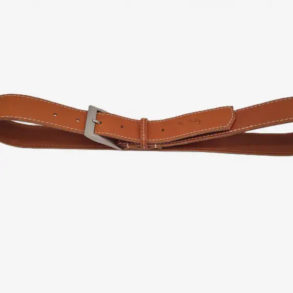 Ceinture piquée en cuir camel 35 mm, boucle argent satinée. Fabriquée artisanalement en France, en Vendée - Vue profil.