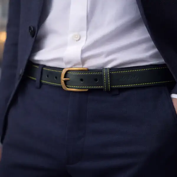Ceinture en cuir pleine fleur vert foncé pour femme/homme, piqûre décorative jaune, largeur 30 mm, boucle laiton vieilli. Fabrication artisanale. Homme.