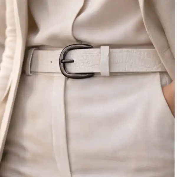 Ceinture brute en cuir crème, largeur 40 mm, boucle argent vieilli. Fabriquée artisanalement en France, dans notre atelier en Vendée. Portée.
