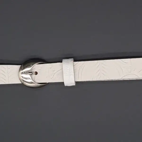 Ceinture brute en cuir beige, largeur 20 mm, boucle argent. Fabriquée artisanalement en France, dans notre atelier en Vendée. Vue boucle.