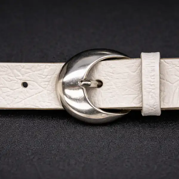 Ceinture brute en cuir beige, largeur 20 mm, boucle argent. Fabriquée artisanalement en France, dans notre atelier en Vendée. Zoom boucle.