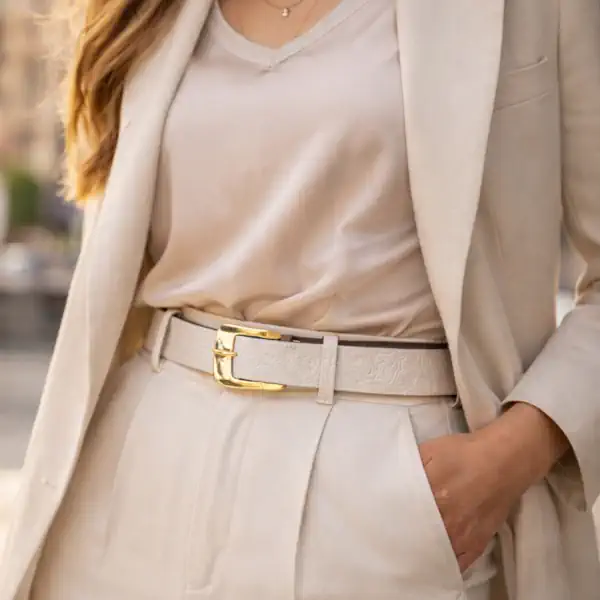 Ceinture brute beige, largeur 35 mm, grosse boucle dorée, portée - Fabrication artisanale en France, dans notre atelier en Vendée.