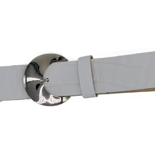Ceinture brute en cuir blanche, largeur 35 mm, boucle argent brillant. Fabriquée artisanalement en France, dans notre atelier en Vendée. Vue boucle.
