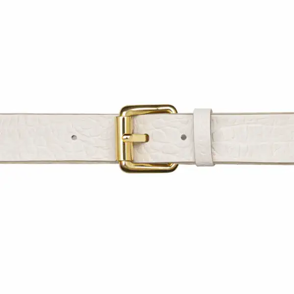 Ceinture brute en cuir blanc, largeur 20 mm, boucle dorée. Fabriquée artisanalement en France, dans notre atelier en Vendée. Vue boucle.