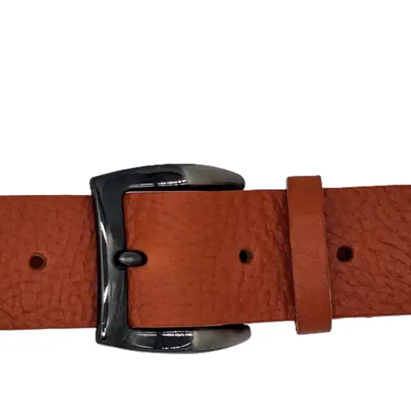 Ceinture brute en cuir camel, largeur 35 mm, boucle canon de fusil. Global. Fabriquée artisanalement en France, dans notre atelier en Vendée. Boucle.