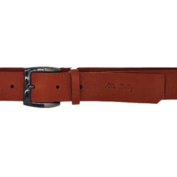 Ceinture brute en cuir camel, largeur 35 mm, boucle canon de fusil. Global. Fabriquée artisanalement en France, dans notre atelier en Vendée. Vue globale.