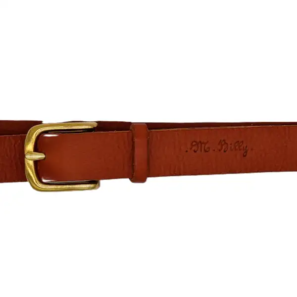 Ceinture brute en cuir camel, largeur 25 mm, boucle dorée. Fabriquée artisanalement en France, dans notre atelier en Vendée. Global.