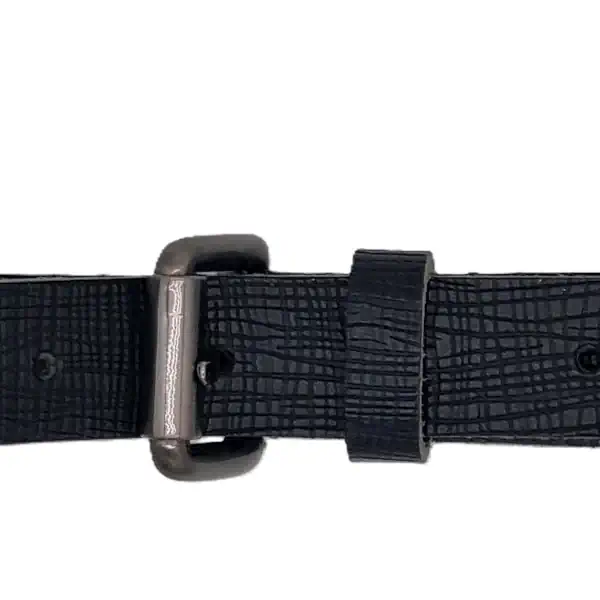 Ceinture brute en cuir noir, largeur 25 mm, boucle canon de fusil, vue boucle - Fabrication artisanale en France, dans notre atelier en Vendée.
