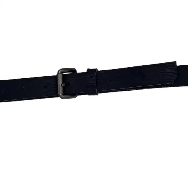 Ceinture brute en cuir noir, largeur 25 mm, boucle canon de fusil, vue globale - Fabrication artisanale en France, dans notre atelier en Vendée.