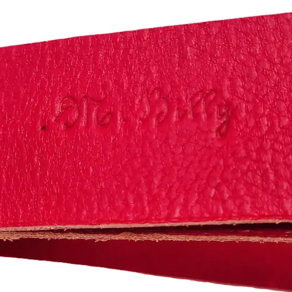 Ceinture brute en cuir rouge, largeur 35 mm, boucle canon de fusil. Fabriquée artisanalement en France, dans notre atelier en Vendée. Signature.
