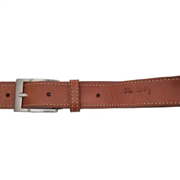 Ceinture piquée en cuir camel 35 mm, boucle argent satinée. Fabriquée artisanalement en France, en Vendée - Vue profil.