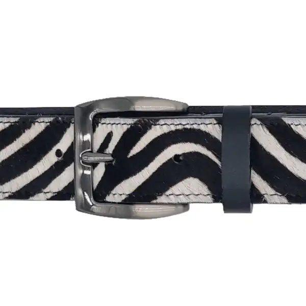 Ceinture fantaisie en cuir noir avec empiècement zèbre. Détails. Pièce unique fabriquée artisanalement en Vendée. Largeur 35 mm, finitions soignées. En stock.