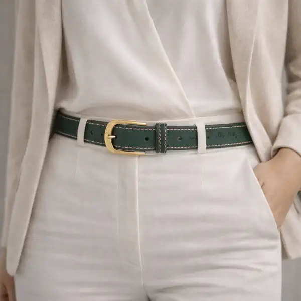 Ceinture en cuir pleine fleur vert foncé pour femme/homme, piqûre décorative rose, largeur 30 mm, boucle laiton satiné. Fabrication artisanale. Portée.