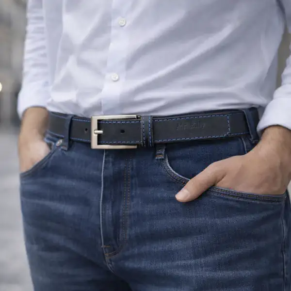 Ceinture en cuir noir et gris 30 mm, piqûre bleu, boucle argent satiné. Fabriquée artisanalement en France, en Vendée - Portée.