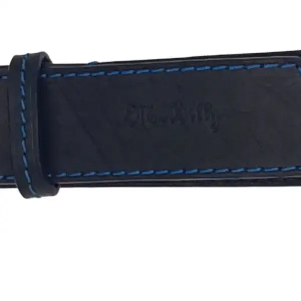 Ceinture en cuir noir, teintée bleu marine, avec piqure décorative bleu. Fabrication artisanale dans notre atelier en Vendée, France. Ici, la signature.