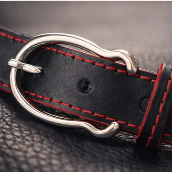 Ceinture en cuir noir, teintée rouge vif, avec piqure décorative rouge. Fabrication artisanale dans notre atelier en Vendée, France. Boucle.