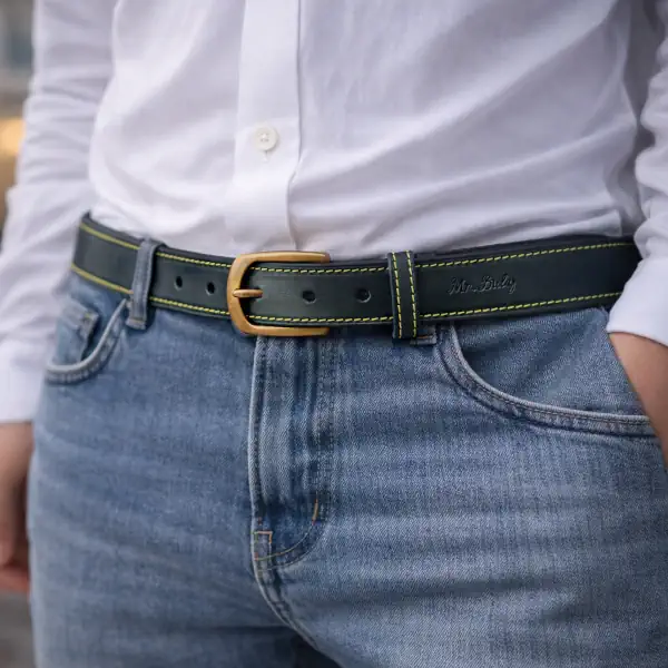 Ceinture en cuir pleine fleur vert foncé pour femme/homme, piqûre décorative jaune, largeur 30 mm, boucle laiton vieilli. Fabrication artisanale. Homme jeans.