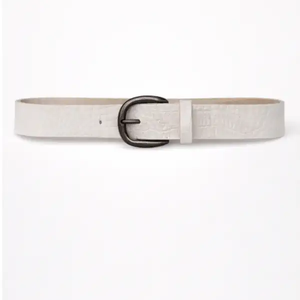 Ceinture brute en cuir blanche, largeur 35 mm, boucle canon fusil vieilli. Fabriquée artisanalement en France, dans notre atelier en Vendée. Vue globale.