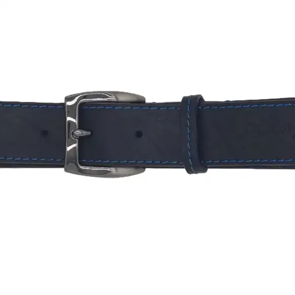 Ceinture en cuir noir, teintée bleu marine, avec piqure décorative bleu. Fabrication artisanale dans notre atelier en Vendée, France. Ici, la boucle.