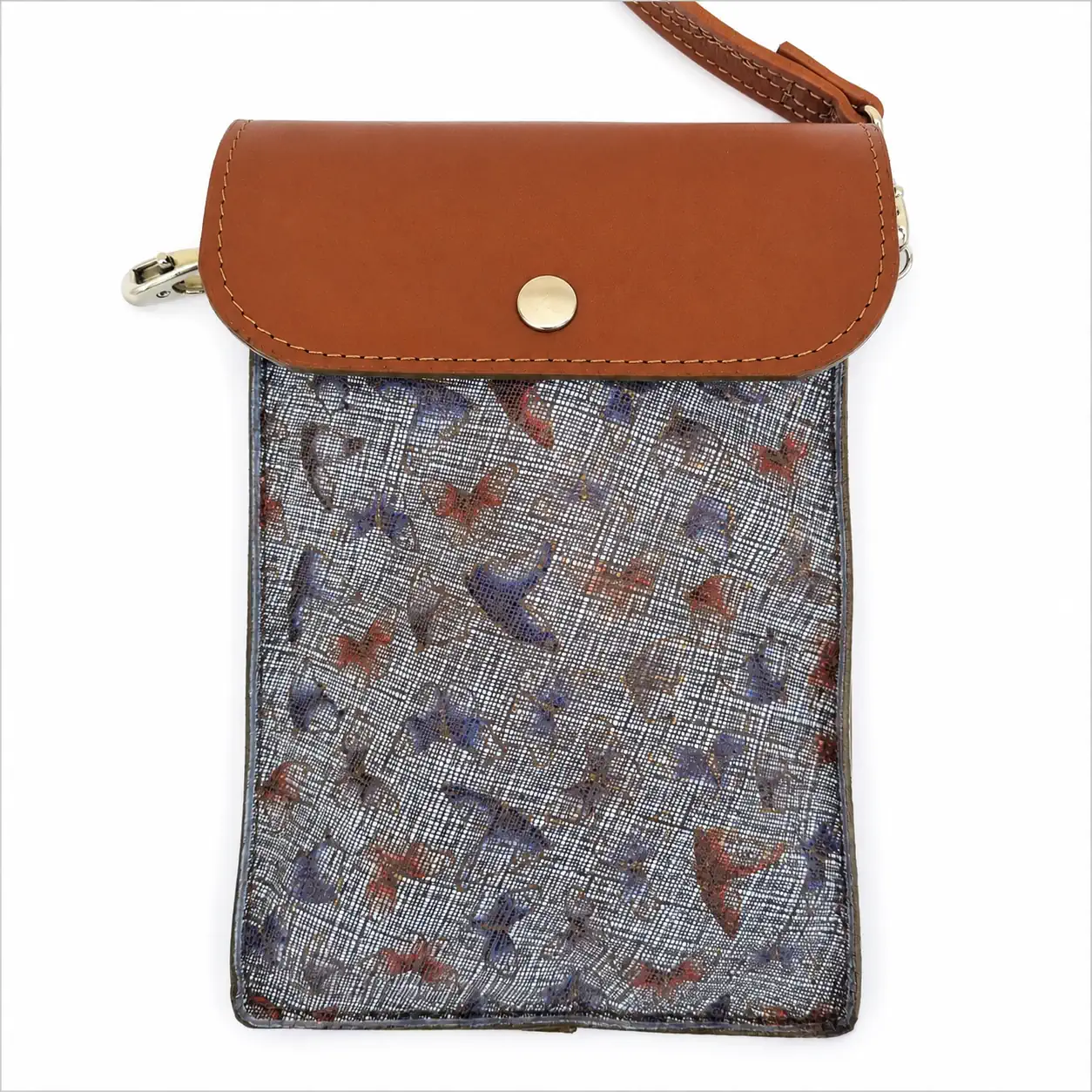 Pochette artisanale en cuir camel et gris à motifs papillons, avec bandoulière.