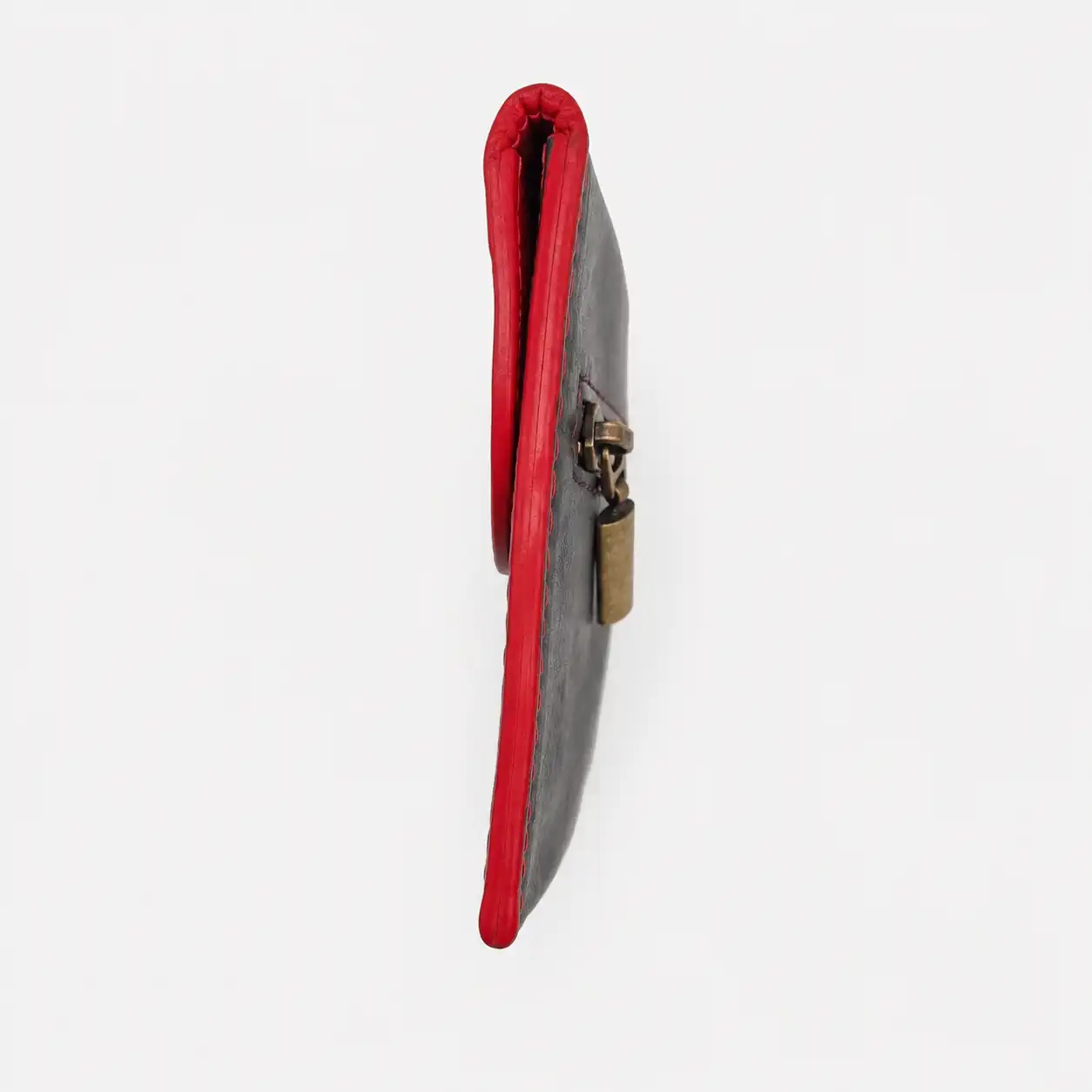 Profil d'un porte-monnaie artisanal compact en cuir gris foncé et rouge