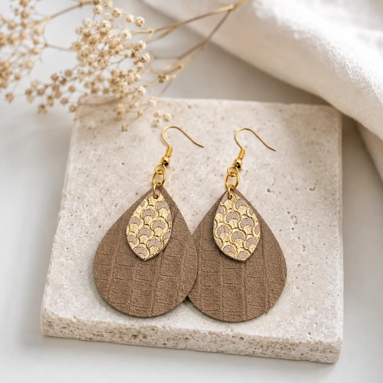Boucles d'oreilles artisanales en cuir beige taupe et doré