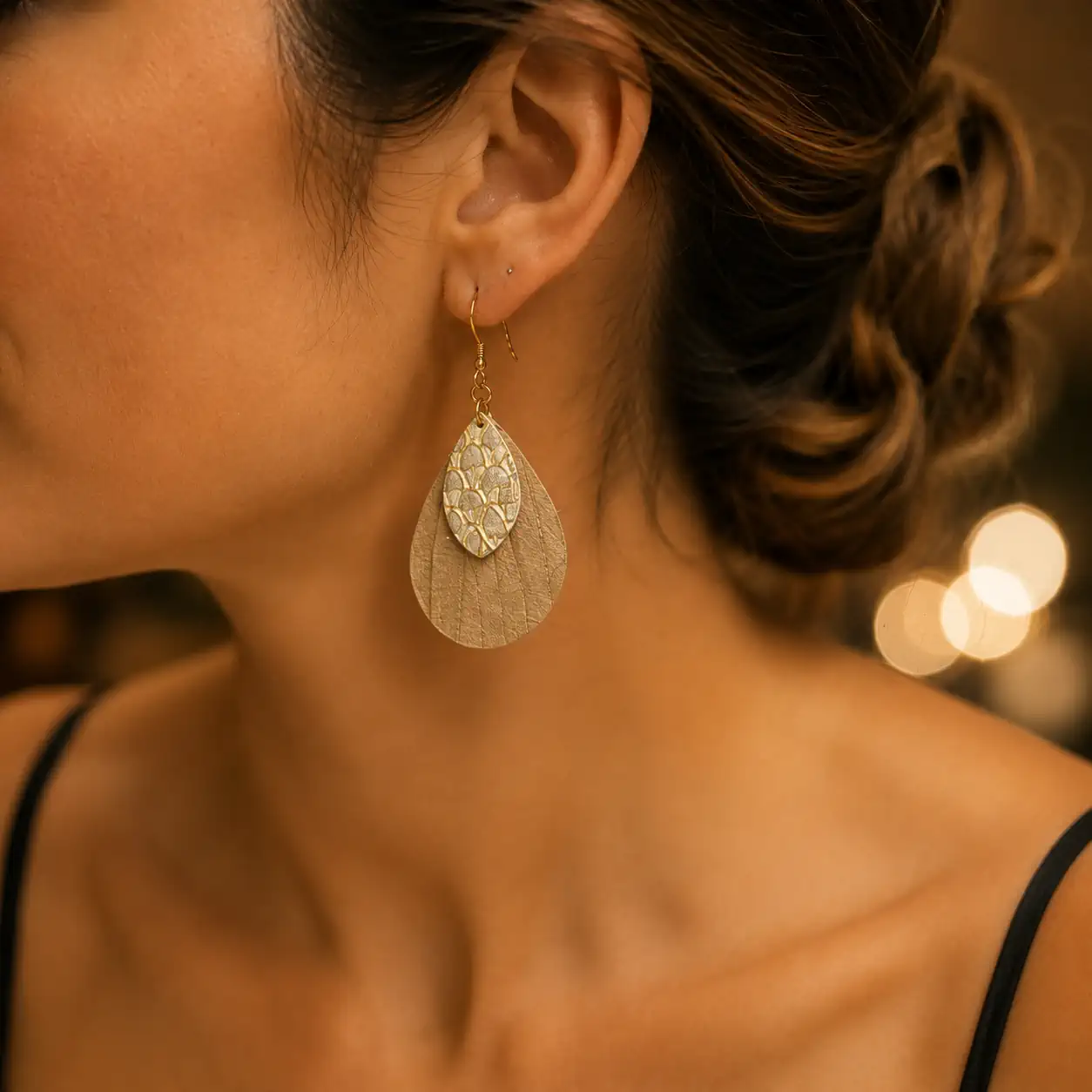 Boucles d'oreilles artisanales en cuir beige taupe et doré – Image 2