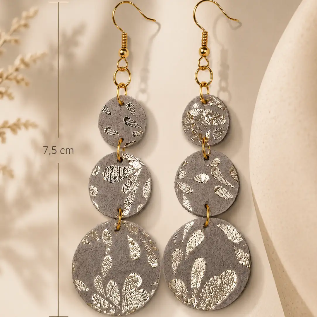 Boucles d'oreilles longues en cuir taupe et doré – Légères et élégantes – Image 4