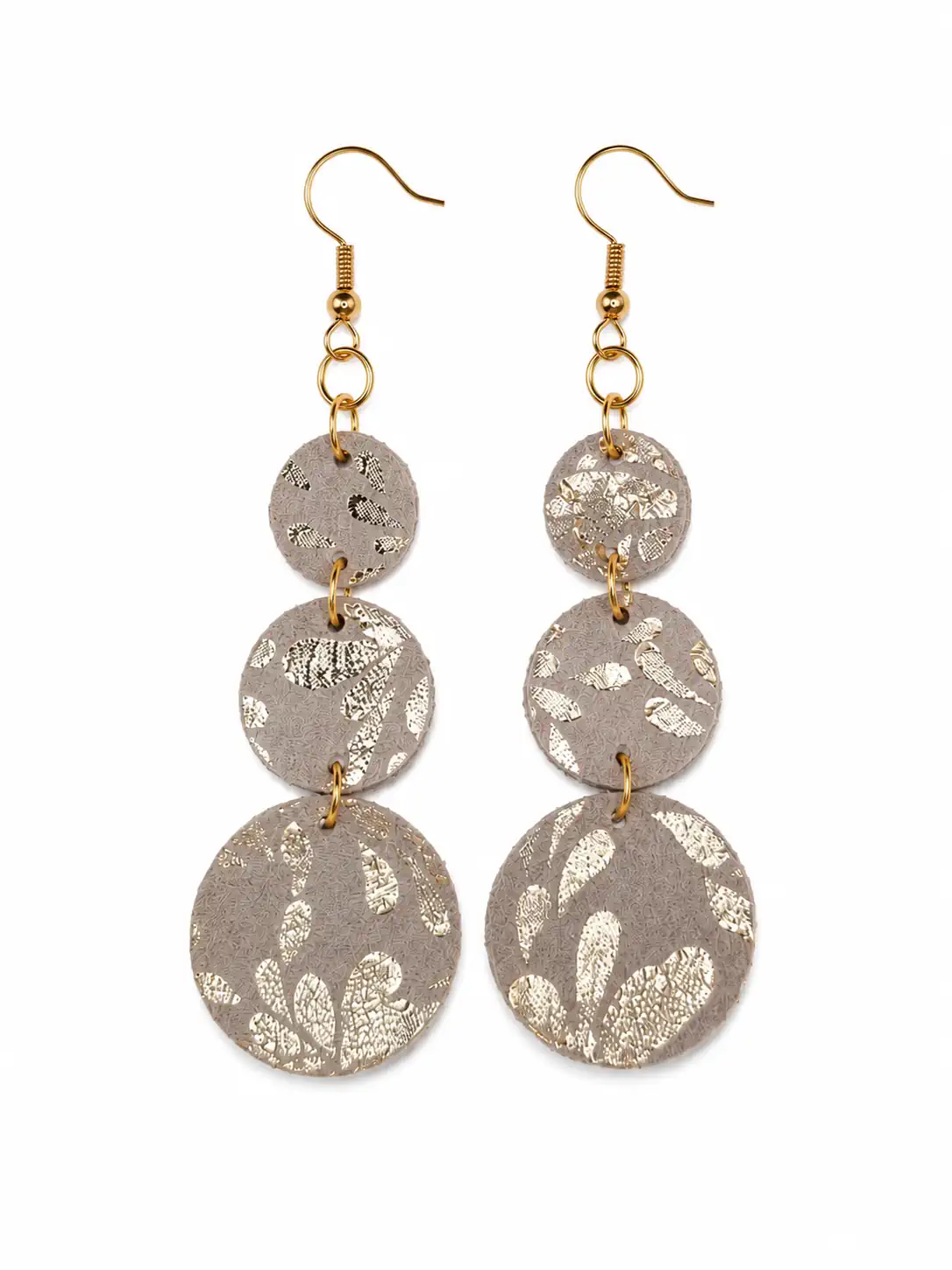 Boucles d'oreilles longues en cuir taupe à motifs dorés composées de trois disques articulés
