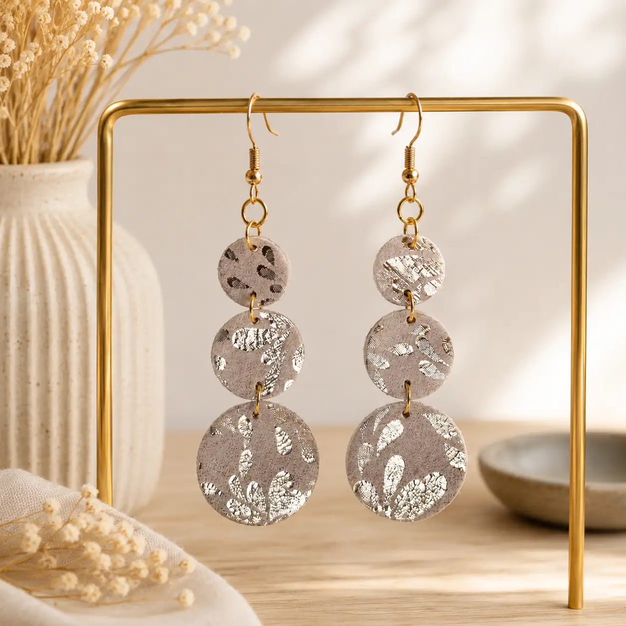 Boucles d'oreilles en cuir pendantes, taupes et dorées.