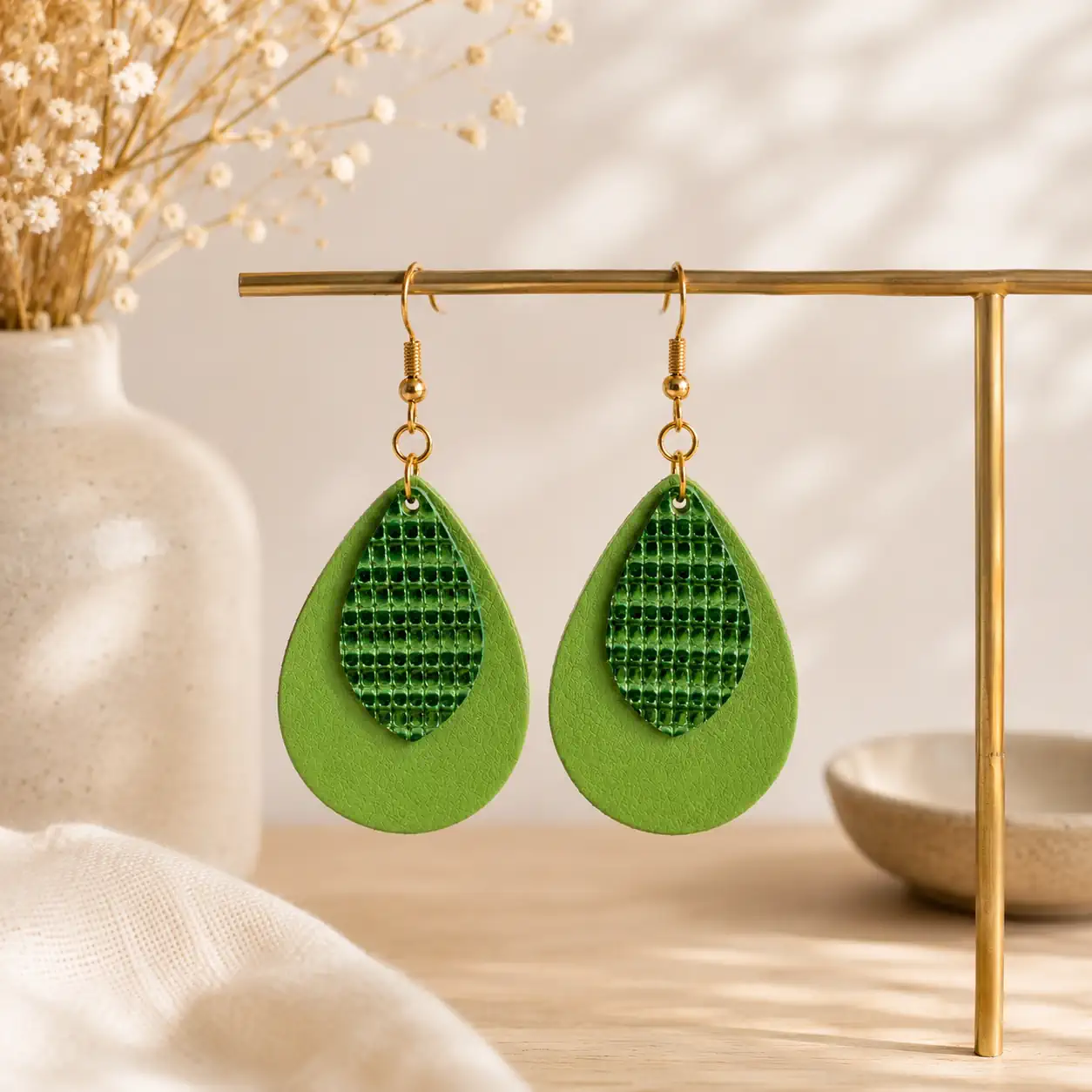 Boucles d'oreilles artisanales en cuir vert clair et vert brillant M-Billy