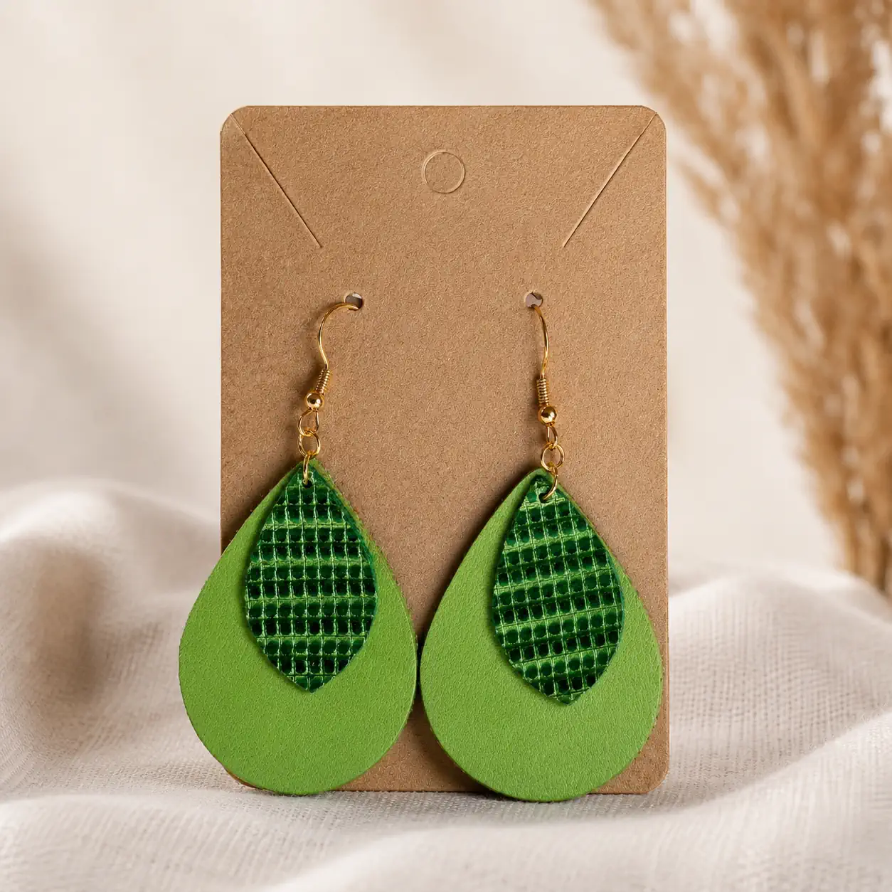 Boucles d'oreilles en cuir vert clair et cuir vert brillant texturé – Pièce unique – Image 3
