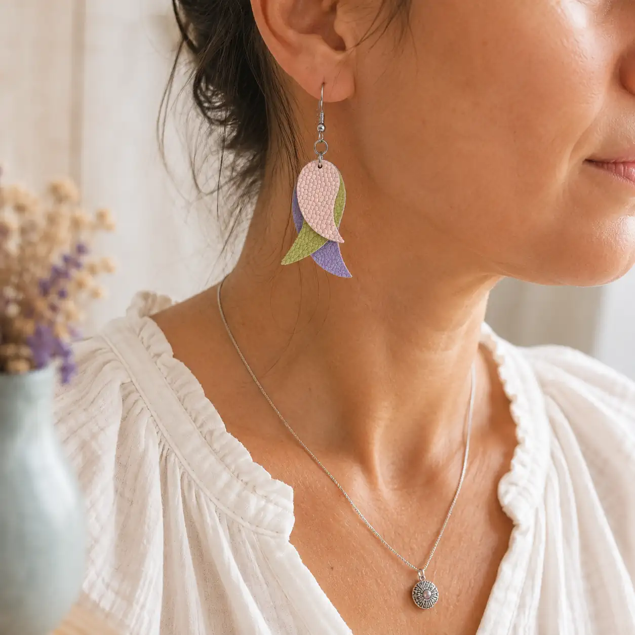 Boucles d'oreilles en cuir rose poudré, vert anis et lavande – Image 2