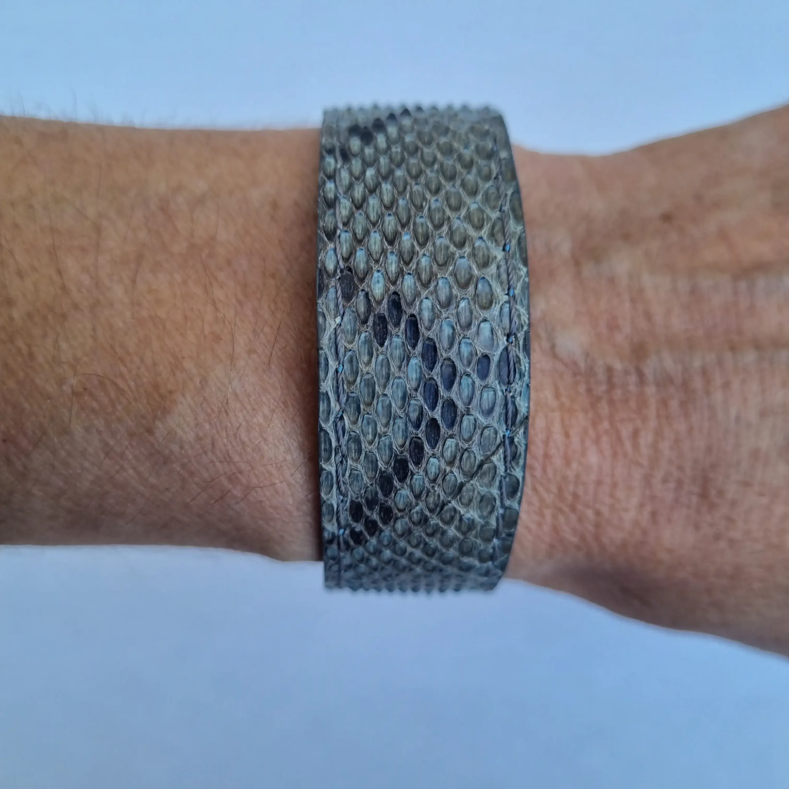 Bracelet manchette en python gris-bleu et noir doublé cuir bleu ciel – Image 2