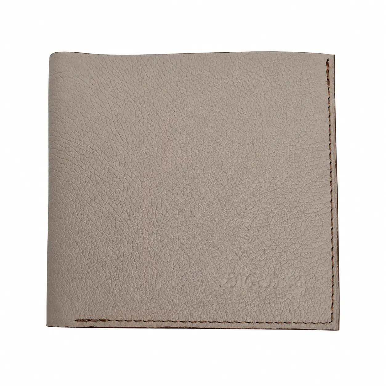 Porte-cartes artisanal en cuir pleine fleur beige grainé fermé - vue de face
