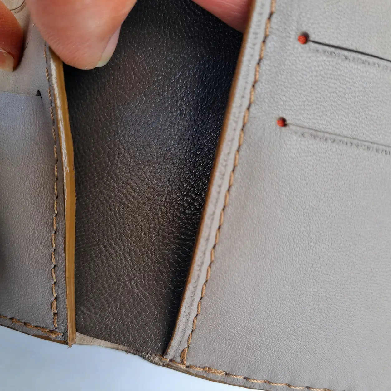 Détail des compartiments pour papiers d'identité du porte-cartes artisanal en cuir beige
