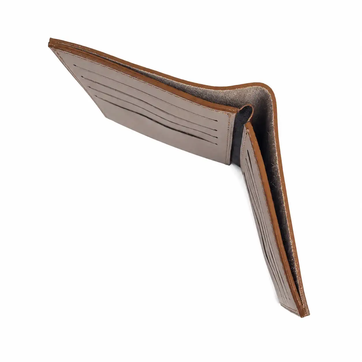 Vue de profil du porte-cartes artisanal en cuir beige montrant sa finesse