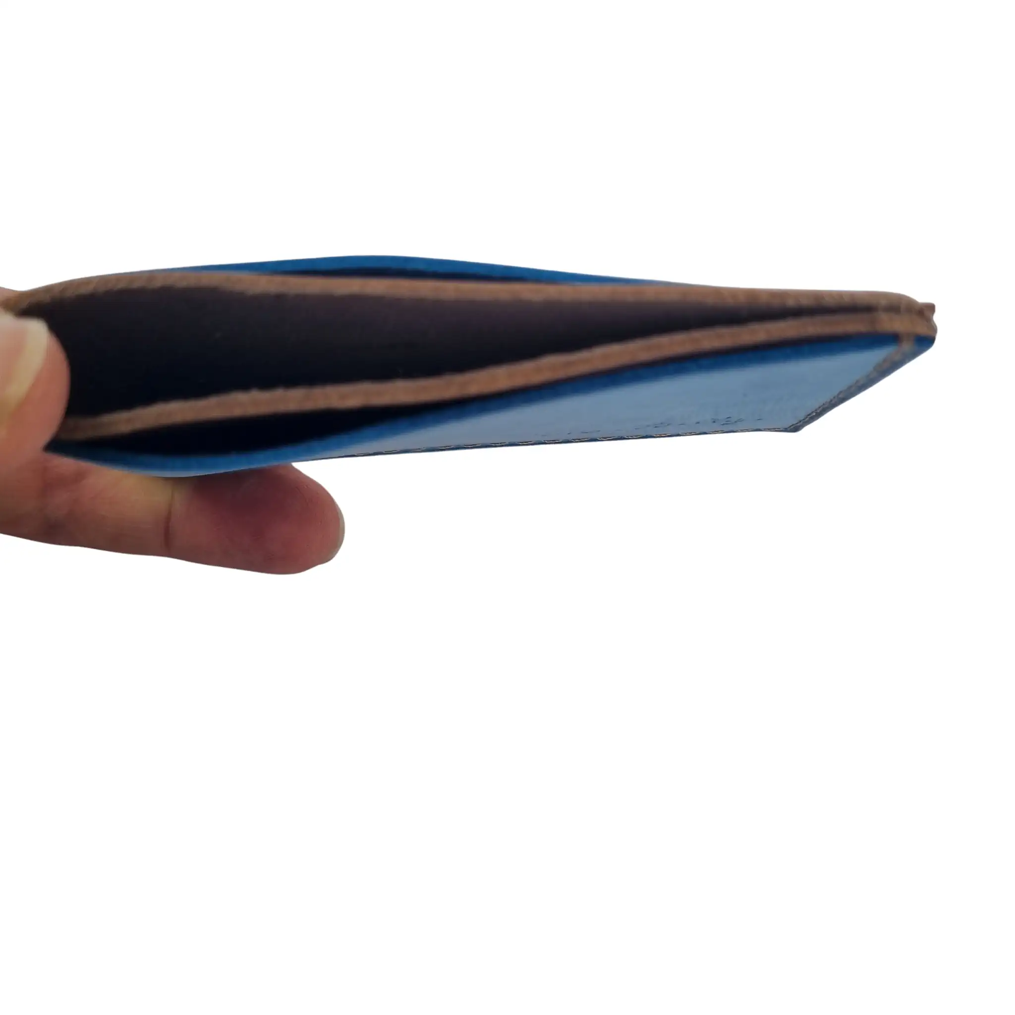 Compartiment central du porte-cartes fin artisanal en cuir bleu ciel patiné