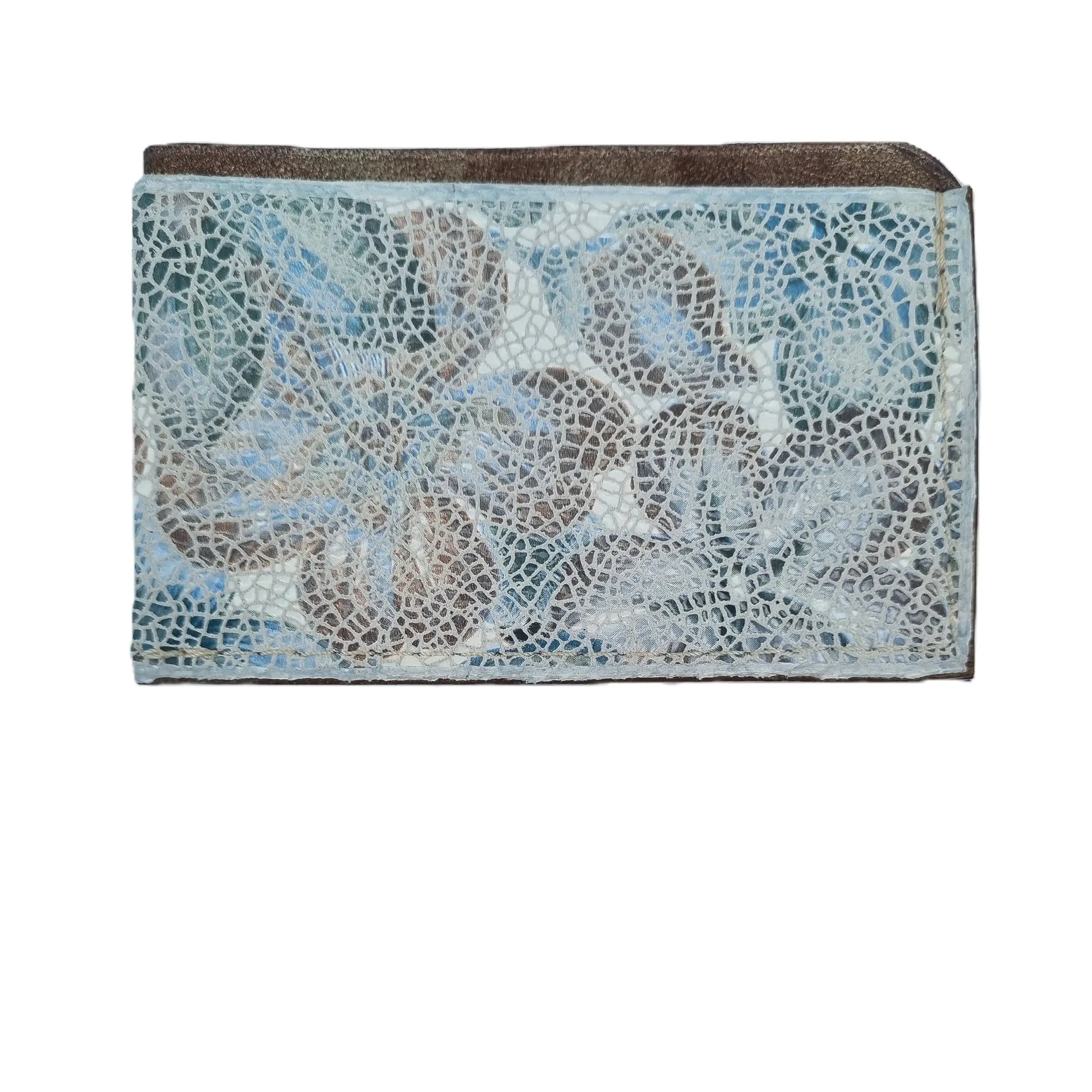 Porte-cartes fin artisanal en cuir blanc, bleu et marron glacé avec poche extérieure.
