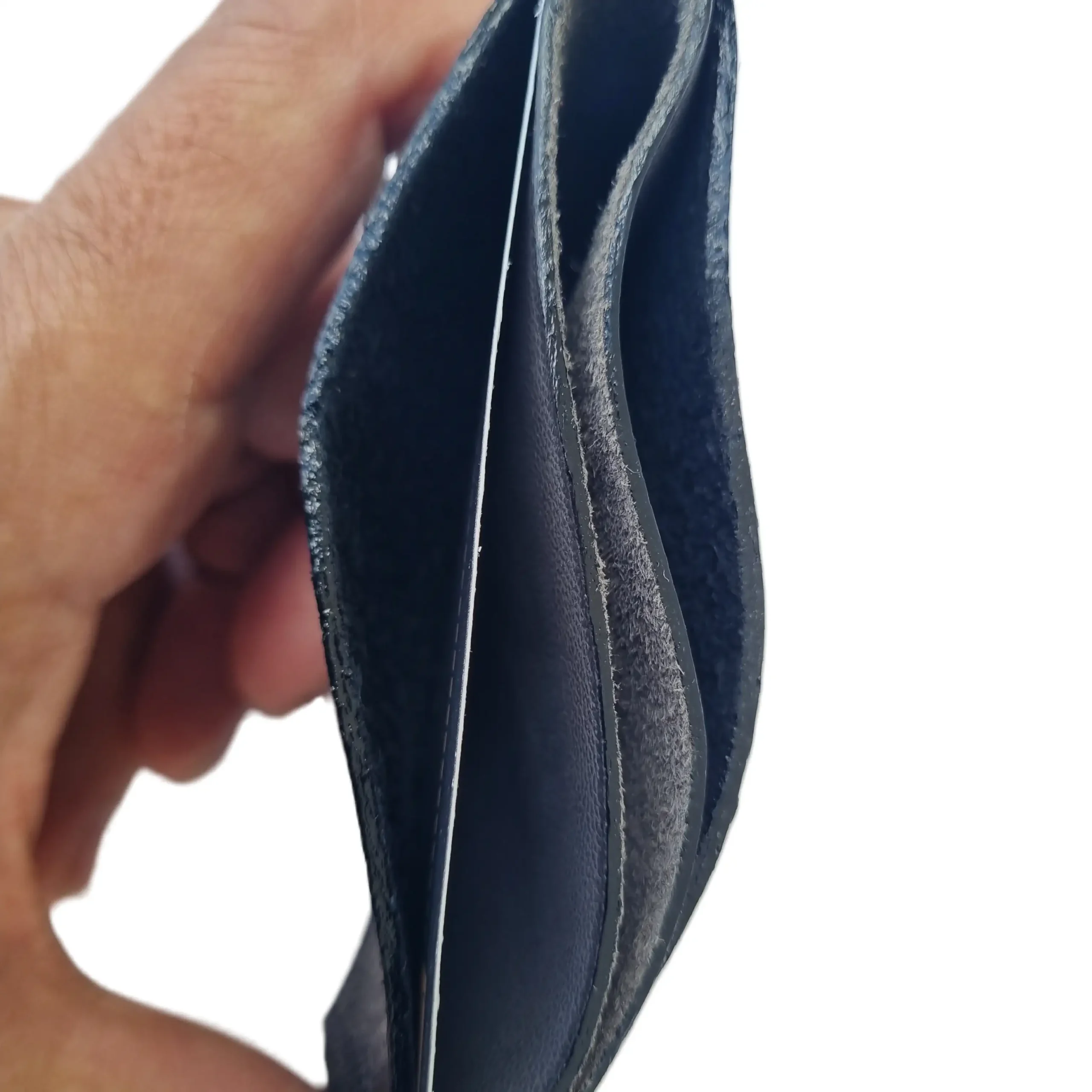 Vue de dessus du porte-cartes fin en cuir noir grainé et gris montrant son faible encombrement.
