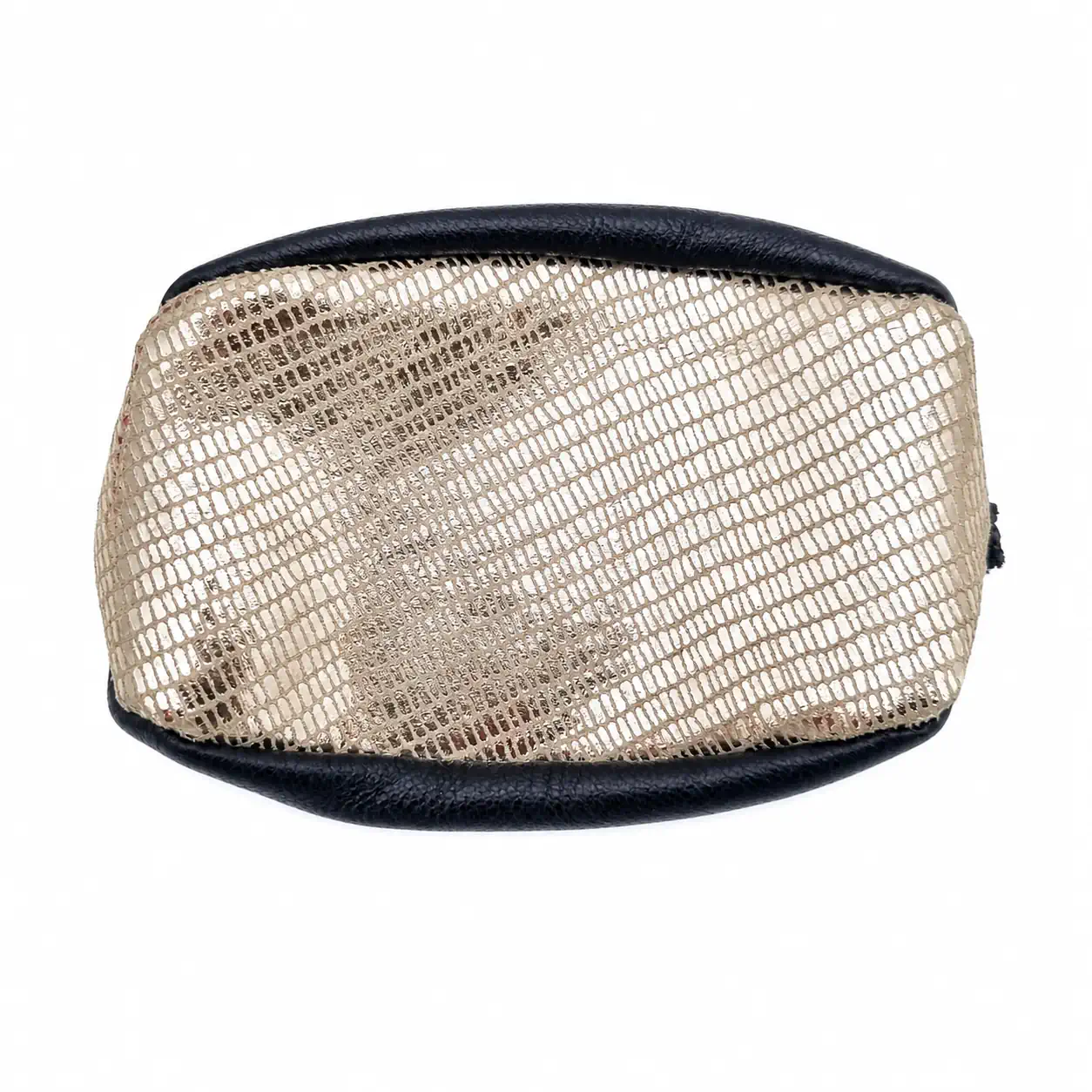 Dessous d'un porte-monnaie artisanal doré effet reptile avec finitions noires