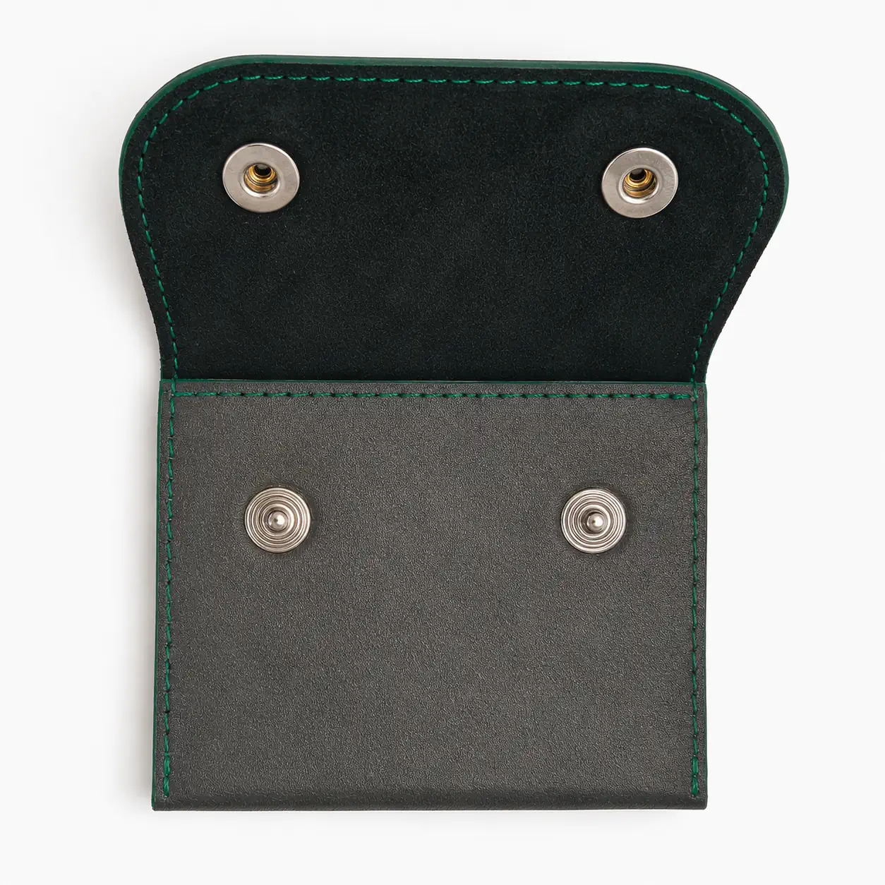 Intérieur noir d'un porte-monnaie artisanal gris foncé en cuir de veau.