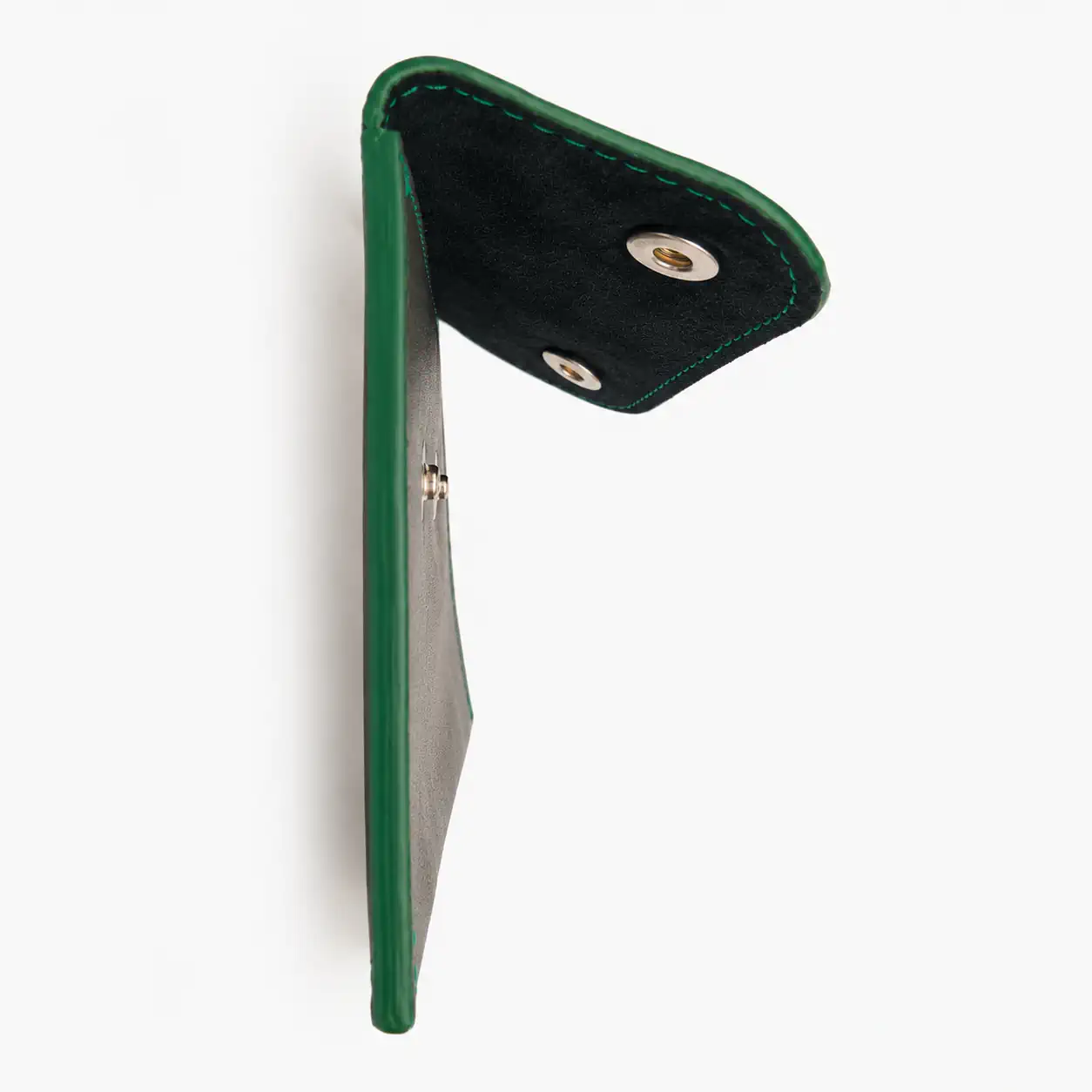 Profil d'un porte-monnaie artisanal compact en cuir gris foncé et vert