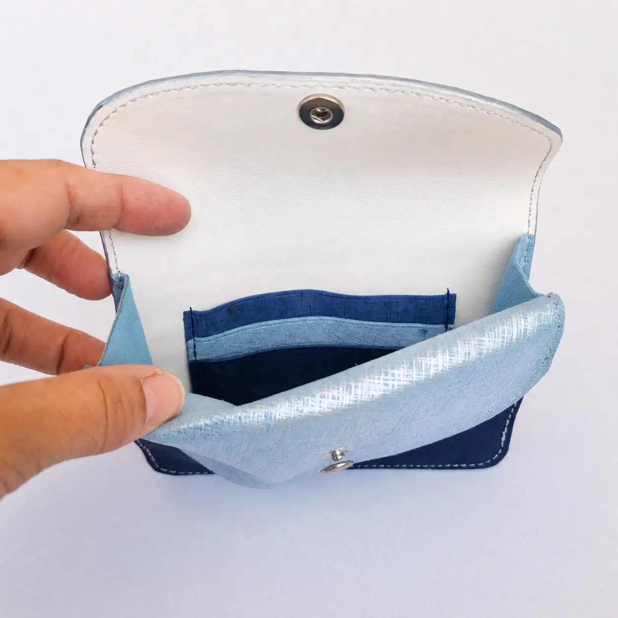 Intérieur portefeuille femme en cuir avec compartiments pour cartes et papiers