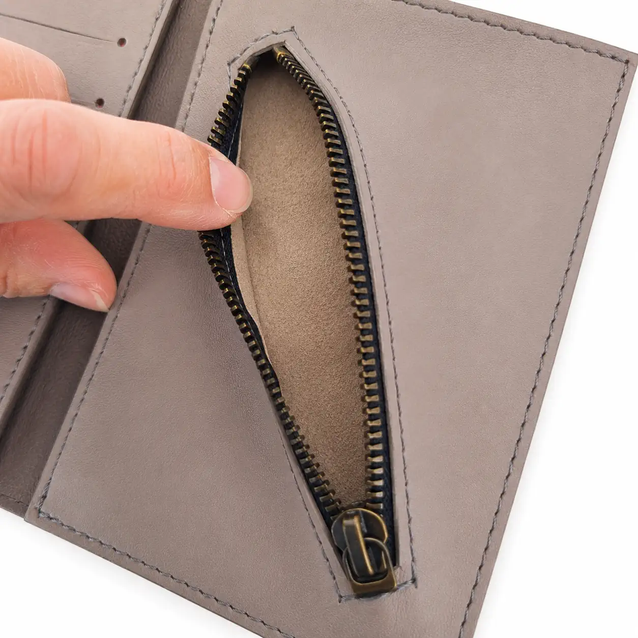Détail poche monnaie zippée portefeuille homme cuir de veau taupe