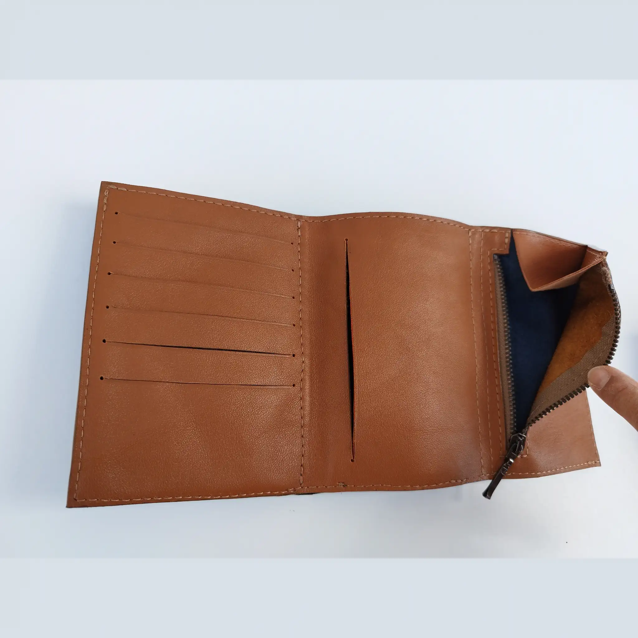 Portefeuille homme en cuir bleu marine et camel – 3 volets - fente – Image 4